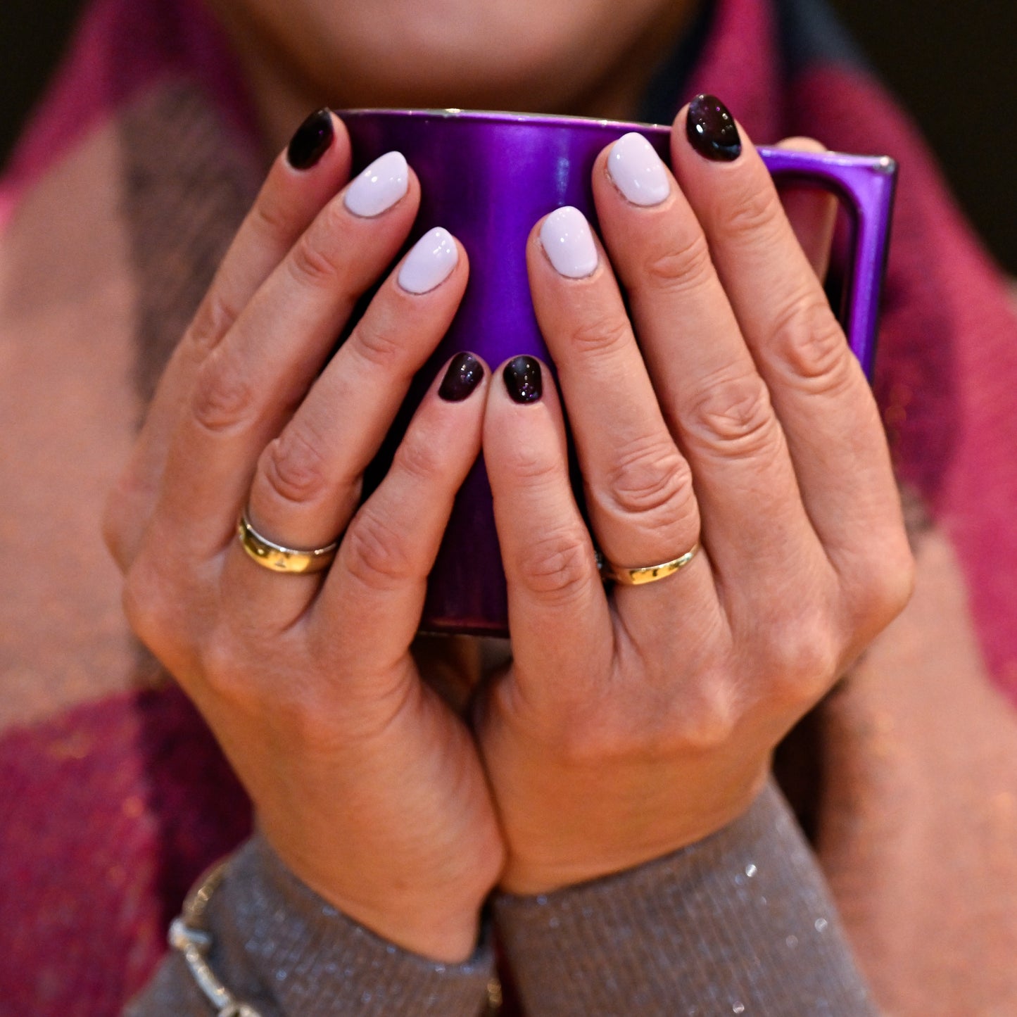 Tief funkelnder lila Gel-Nagellack