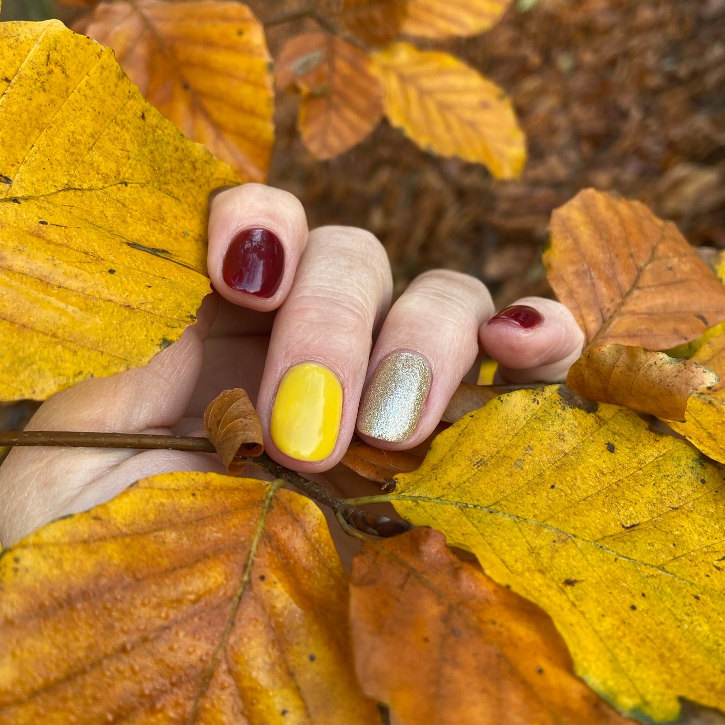 Strahlend gelber Gel-Nagellack