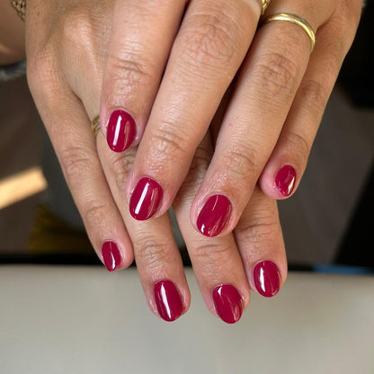 Kirschroter Gel-Nagellack